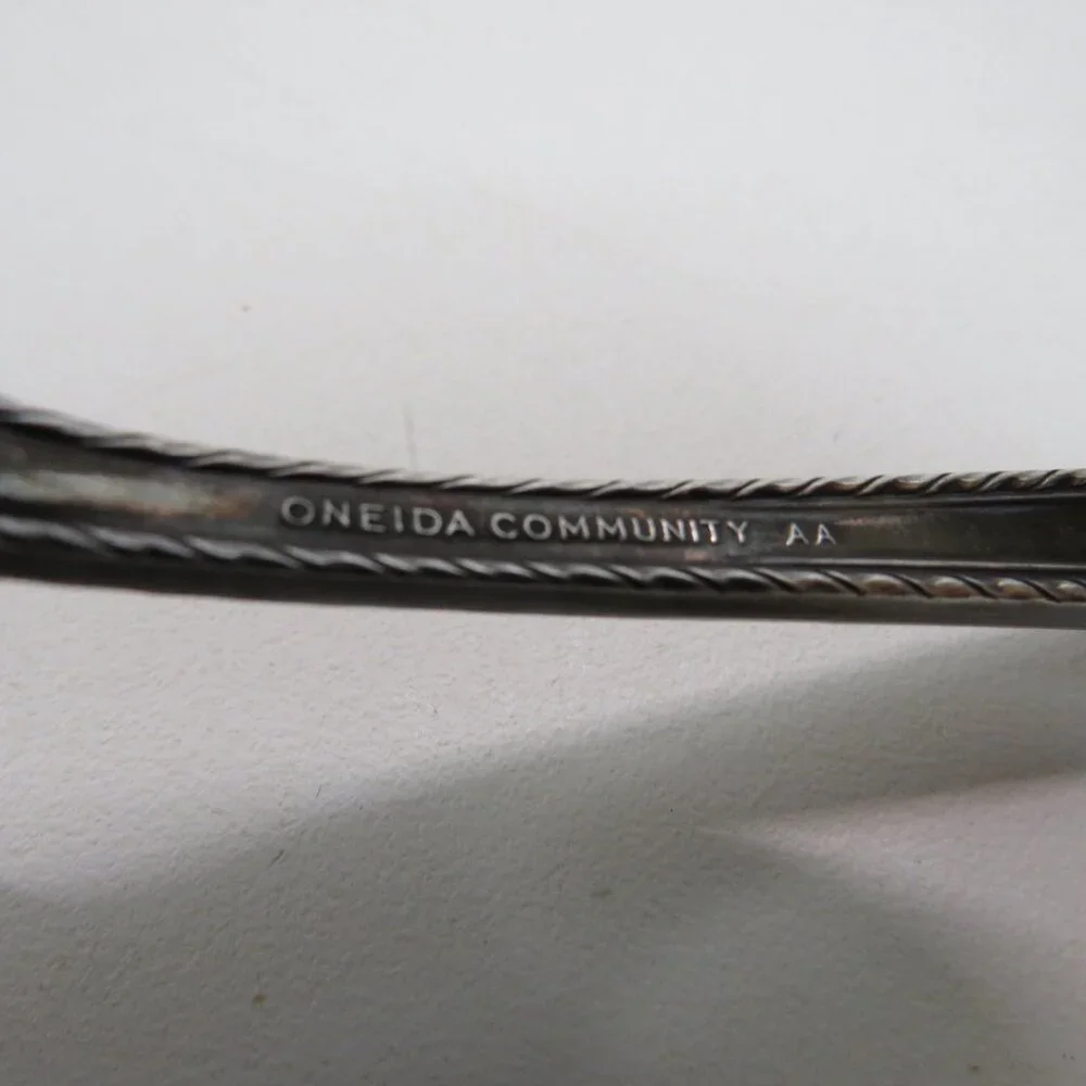 Grosvenor Butter Knife 1921 Oneida AA Silver Plated